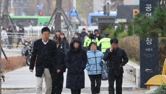지난달 17일 서울 종로구 광화문광장에 눈이 내리고 있다. 연합뉴스