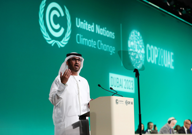 제28차 유엔기후변화협약 당사국총회(COP28) 의장국인 아랍에미리트(UAE)의 술탄 아흐마드 알자비르 의장이 지난달 30일(현지 시간) 두바이에서 열린 개막식에서 연설하고 있다. 신화연합뉴스