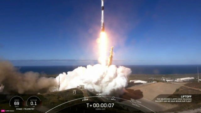 미국 캘리포니아 소재 밴덴버그 우주군 기지에서 우리 군 첫 정찰위성 1호기를 탑재한 미국 스페이스Ⅹ사의 우주발사체 ‘팰컨9’이 1일 현지시각 발사되고 있다. 사진 제공=SpaceX