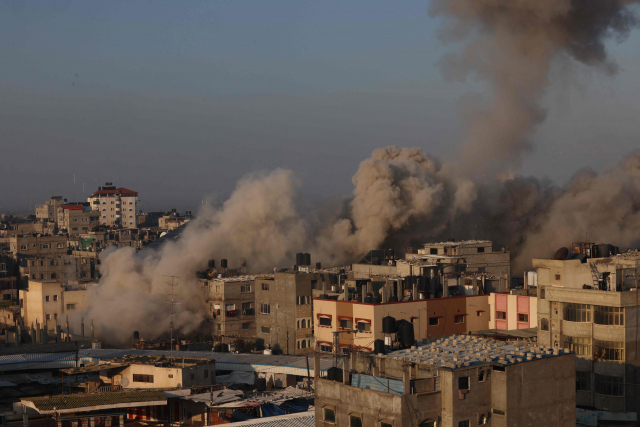 1일(현지시간) 가자지구 남부 라파에서 이스라엘의 공습으로 연기가 피어오르고 있다. 연합뉴스