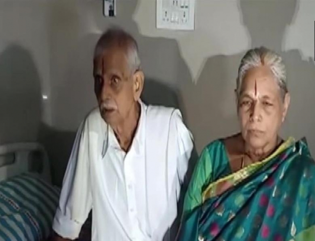 쌍둥이를 낳은 74세 인도 할머니 만가얌마 야라마티(오른쪽)와 남편 라자 라오(80).