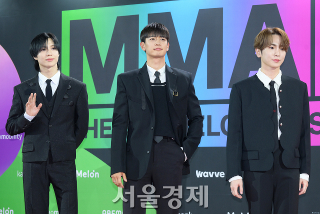 그룹 샤이니(SHINee)가 2일 오후 인천 중구 인스파이어 아레나에서 열린 ‘MMA 2023(멜론 뮤직 어워드)’ 레드카펫에서 포즈를 취하고 있다. 김규빈 기자