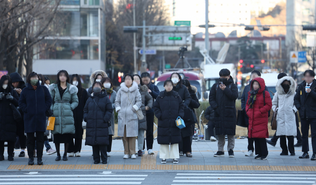 전국 대부분 지역의 아침 최저 기온이 영하권으로 떨어진 지난달 30일 오전 서울 광화문광장에서 시민들이 두꺼운 옷차림을 한 채 보행신호를 기다리고 있다. 연합뉴스
