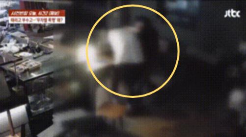 카페 직원 B씨가 사장 A씨가 보는 앞에서 가게 집기를 부수는 모습. JTBC 사건반장 캡처
