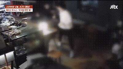 카페 직원 B씨가 사장 A씨가 보는 앞에서 가게 집기를 부수는 모습. JTBC 사건반장 캡처