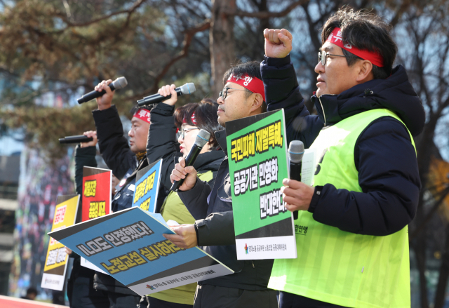 양대노총 공공부문 노동조합 공동대책위원회가 2일 서울 영등포구 국회 앞에서 집회를 열고 있다. 연합뉴스