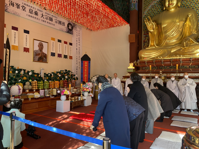 서울 종로구 조계사에 마련된 자승스님 분향소에 서 지난 1일 신도들이 3배를 하고 있다. 이승령 기자