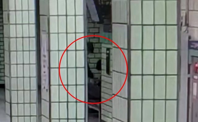 A씨가 지난 10월 16일 서울지하철 2호선 을지로4가역 승강장 기둥 뒤에서 휴대폰을 훔치는 장면. 서울경찰청 지하철경찰대 제공