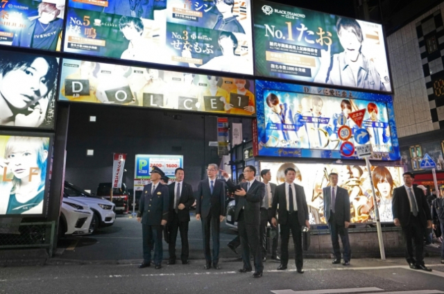 쓰유키 야스히로 일본 경찰청장 일행이 지난 27일 밤 도쿄 가부키초의 호스트클럽 밀집 거리를 시찰하고 있다. 연합뉴스