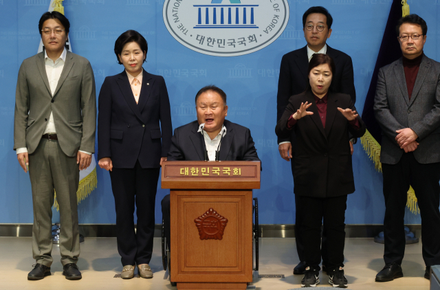 [속보] 비명계 이상민, 민주당 탈당…'이재명 사당·개딸당 전락'