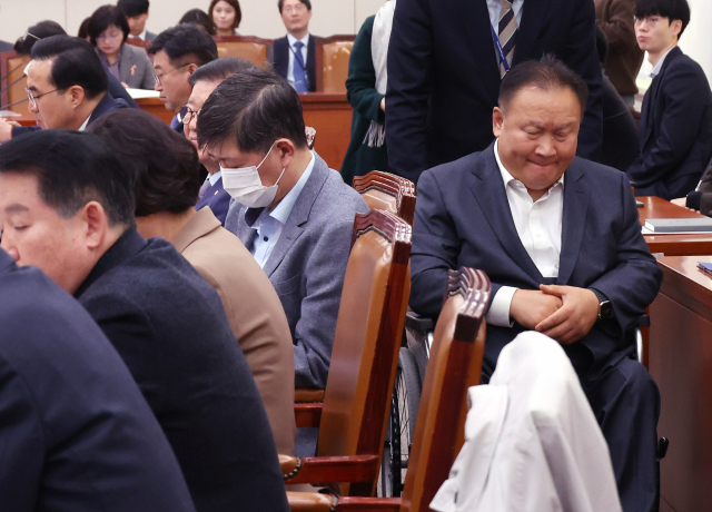 이상민 더불어민주당 의원이 지난달 23일 국회에서 열린 외교통일위원회 전체회의 도중 회의장을 떠나고 있다. 연합뉴스