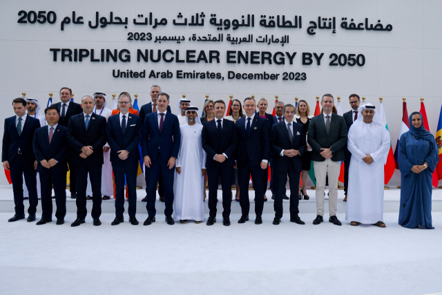 에마누엘 마크롱(가운데) 프랑스 대통령 등 정상들이 2일 두바이에서 2050년까지 원전 용량을 3배 늘린다는 협약을 발표한 후 기념촬영을 하고 있다. AFP연합뉴스