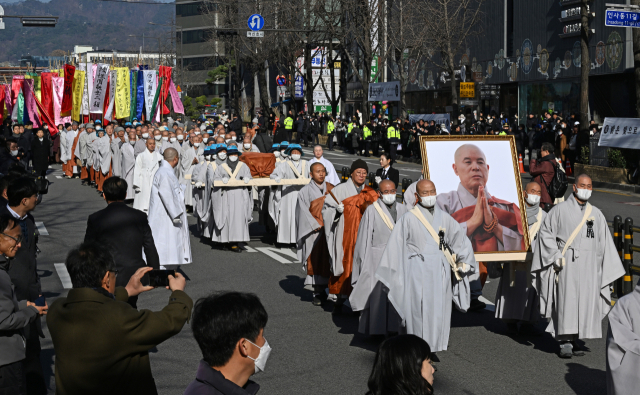 자승스님의 법구가 영결식장인 조계사를 떠나 화성 용주사로 이운되고 있다. 사진공동취재단