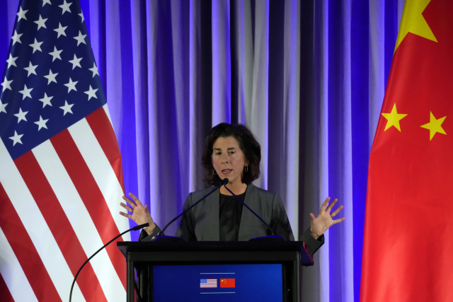 지나 러몬도 미국 상무장관이 지난달 15일(현지 시간) 샌프란시스코에서 열린 아시아태평양경제협력체(APC) 정상회의 비즈니스리더 만찬에서 발언을 하고 있다. AP연합뉴스