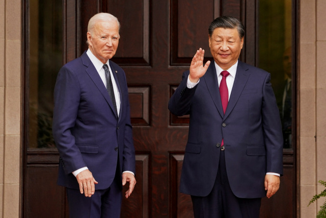 11월 15일(현지시간) 캘리포니아주 우드사이드에서 조 바이든 미국 대통령과 시진핑 중국 국가주석이 회담에 앞서 손을 흔들고 있다.