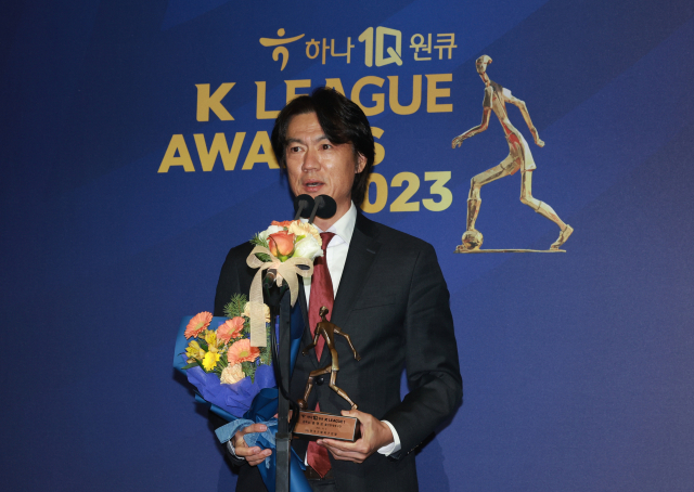 4일 2023 프로축구 K리그 대상 시상식에서 K리그1 감독상을 수상한 홍명보 울산 현대 감독이 소감을 말하고 있다. 연합뉴스