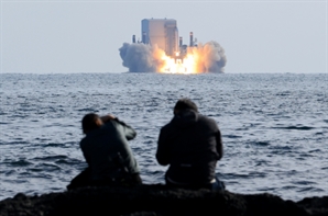 국방부 “고체연료 우주발사체 3차 시험발사 성공”