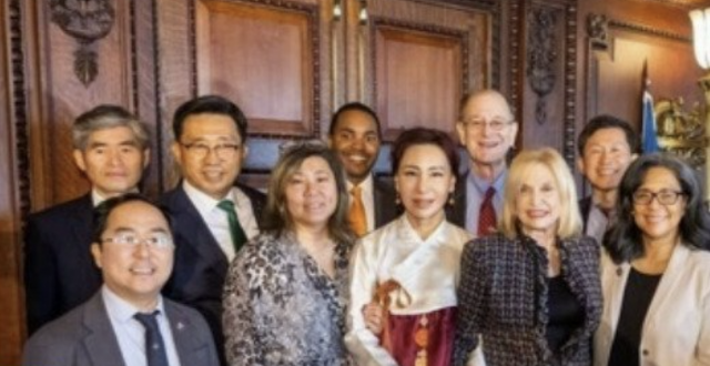 김춘진(뒷줄 왼쪽 두 번째) aT 사장이 지난해 말 미국 워싱턴 DC 의회에서 ‘김치의 날’ 제정안이 통과된 뒤 의원들과 기념 촬영을 하고 있다. 사진 제공=aT