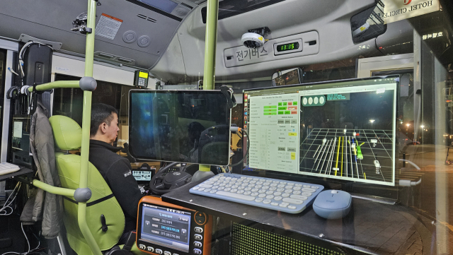 서울시가 세계 최초로 도입한 심야자율주행버스의 내부. 차량 인근 상황을 알려주는 모니터가 배치돼 있다. 채민석 기자