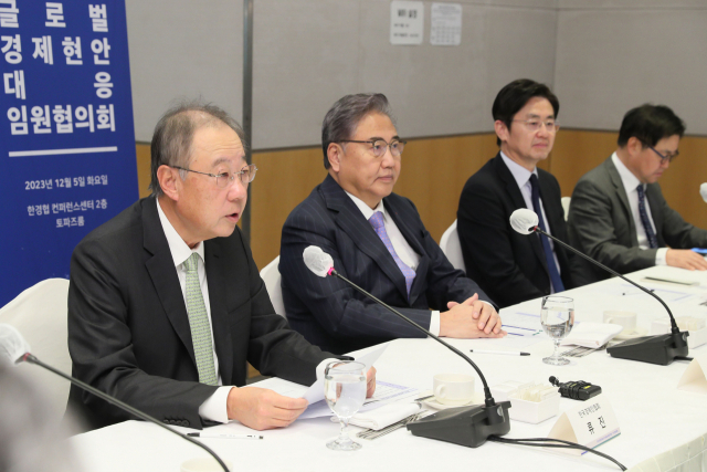 류진(왼쪽) 한국경제인협회 회장이 5일 여의도 FKI타워 컨퍼런스센터에서 열린 ‘글로벌 경제 현안 대응 임원 협의회’에 참석해 인사말을 하고 있다. 왼쪽부터 류 회장, 박진 외교부 장관, 김원경 삼성전자 사장, 신승규 현대자동차 전무. 사진 제공=한경협