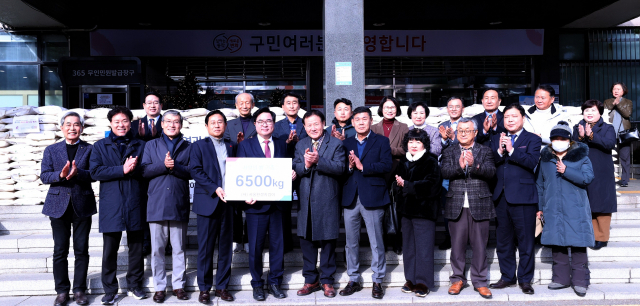 박일하(왼쪽 다섯번째) 동작구청장과 관계자들이 지난 4일 동작구청에서 개최한 사랑의 쌀 나눔 행사에서 기념촬영을 하고 있다. /사진제공=동작구