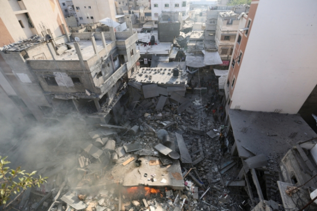 4일(현지시간) 이스라엘군의 공습으로 파괴된 가자지구 남부 칸 유니스의 건물에서 연기가 피어오르고 있다. 사진=로이터·연합뉴스