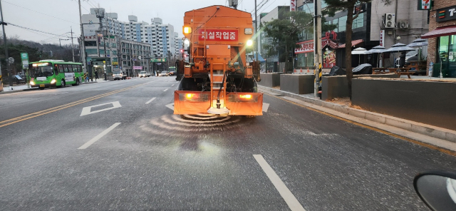서울 강북구의 제설차량이 삼양로 일대 도로에서 제설작업을 실시하고 있다. 사진 제공=서울 강북구