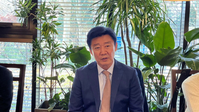 박상철 국회 입법조사처장이 5일 베이징 한 식당에서 특파원들과 만나 중국 방문 일정에 대해 설명하고 있다.