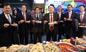 부산 향한 尹,  국제시장서 이재용·최재원·구광모와 국밥 오찬