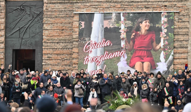 5일(현지시간) 이탈리아 동북부 파도바의 산타 주스니타 대성당에서 전 남자친구에게 살해당한 22세 줄리아 체케틴의 장례식이 거행됐다. 연합뉴스