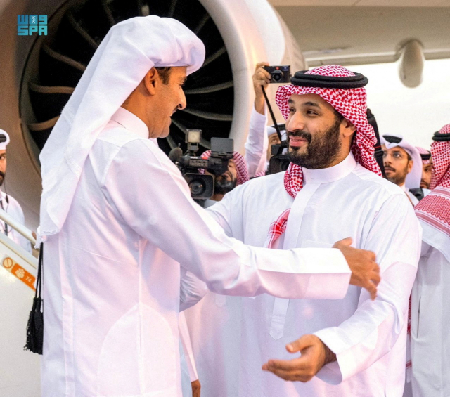 무함마드 빈 살만(오른쪽) 사우디아라비아 왕세자가 지난달 10일(현지 시간) 리야드를 방문한 타밈 빈 하마드 알 타니 카타르 국왕을 반갑게 맞이하고 있다. 로이터연합뉴스