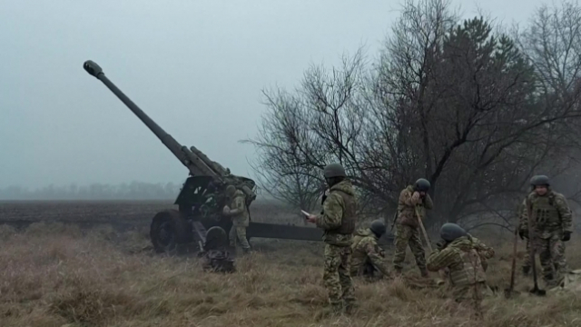 우크라이나 병사들이 곡사포를 쏘고 있는 모습. 연합뉴스