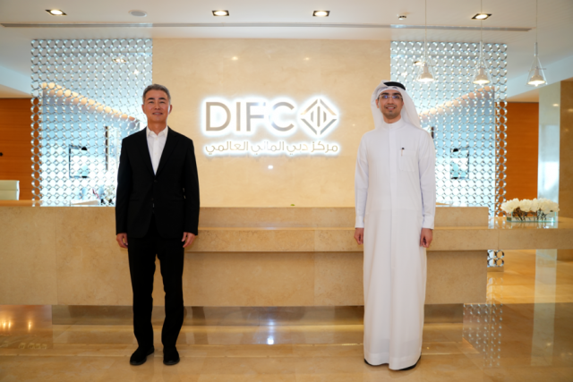 장현국(왼쪽) 위메이드 대표와 모하메드 알부쉬 DIFC 이노베이션 허브 대표가 지난달 27일 UAE 두바이 DIFC에서 기념 사진을 촬영하고 있다. 사진 제공=위메이드