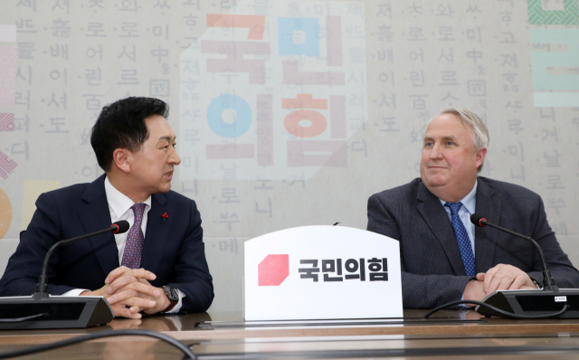 국민의힘의 김기현(왼쪽) 대표와 인요한 혁신위원장이 6일 국회 당 대표실에서 만나고 있다. 권욱 기자