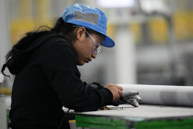 미국 조지아주 달튼에 있는 한화큐셀 공장에서 한 근로자가 업무에 집중하고 있다. AP연합뉴스