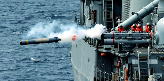 해군 원주함(PCC) 승조원들이 경어뢰 청상어를 발사하고 있다. 사진 제공=국방일보