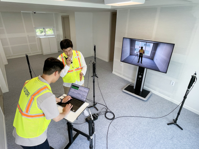 현대건설 직원들이 H 사일런트 솔루션을 통해 층간소음 저감 기술을 연구하고 있다./사진 제공=현대건설