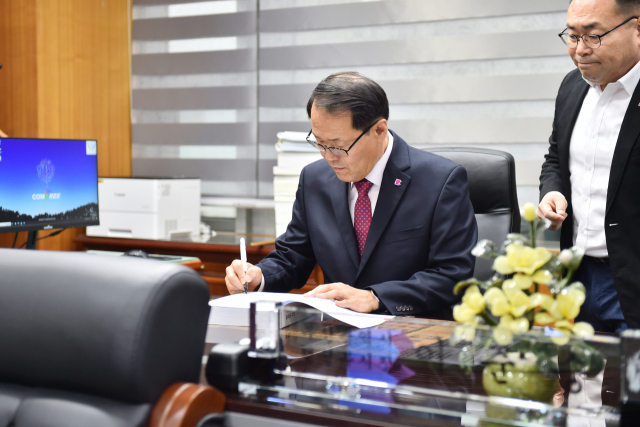 이준승 부산시 행정부시장이 6일 집무실에서 인수인계서에 서명하고 있다. 사진제공=부산시