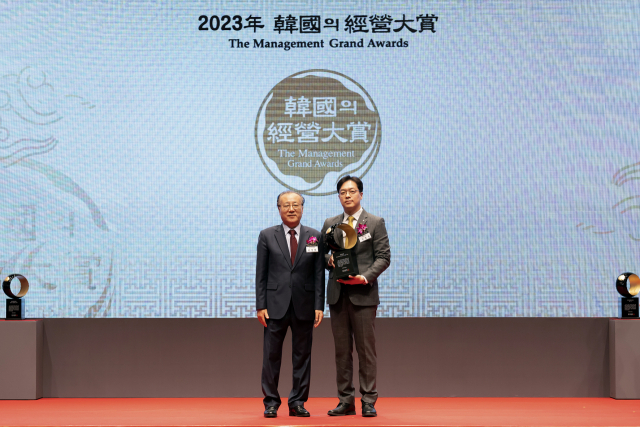 지난 5일 2023 한국의 경영대상에서 신동준(오른쪽) KB증권 WM투자전략본부장이 기념촬영을 하고 있다. 사진 제공=KB증권
