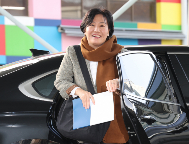 송미령 농림축산식품부 장관 후보자가 7일 오전 서울 서초구 aT센터 인사청문회 준비 사무실로 출근하고 있다. 연합뉴스