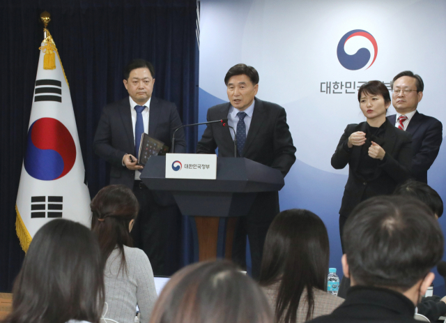오승걸(왼쪽 두 번째) 한국교육과정평가원장이 7일 오후 정부서울청사에서 2024학년도 수능 채점 결과에 대해 브리핑하고 있다. 연합뉴스