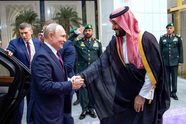 사우디아라비아를 찾은 블라디미르 푸틴(왼쪽) 러시아 대통령이 6일(현지 시간) 리야드에서 무함마드 빈 살만 사우디아라비아 왕세자의 영접을 받고 있다. AFP연합뉴스