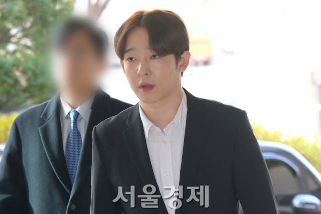 가수 겸 배우 남태현이 마약류 관리에 관한 법률 위반 혐의 두 번째 공판을 위해 서울 마포구 서울서부지법에 들어서고 있다. 김규빈 기자