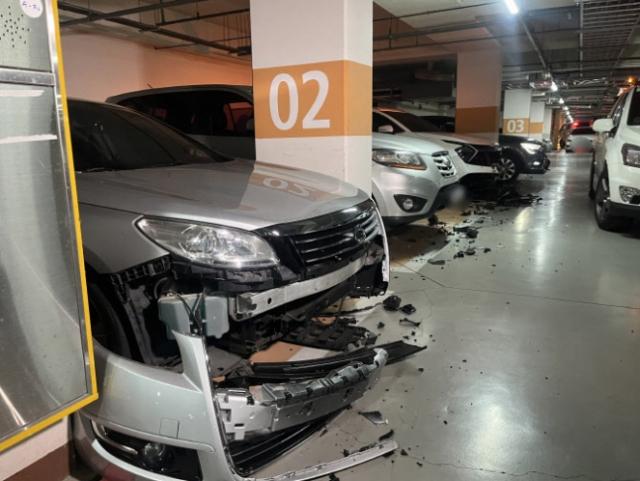 29일 대구 북구 한 아파트 지하 주차장에 차들이 파손된 모습으로 발견됐다. 연합뉴스