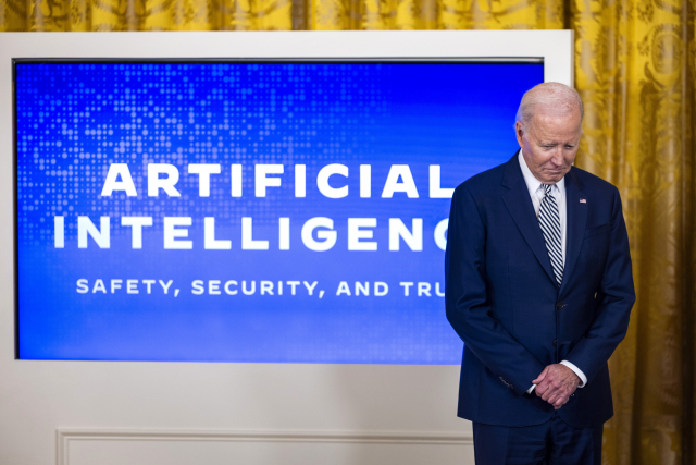 10월 30일(현지 시간) 조 바이든 미국 대통령이 미국 워싱턴 백악관에서 인공지능(AI) 규제 행정명령에 서명하기 전 생각에 잠겨 있다. EPA연합뉴스