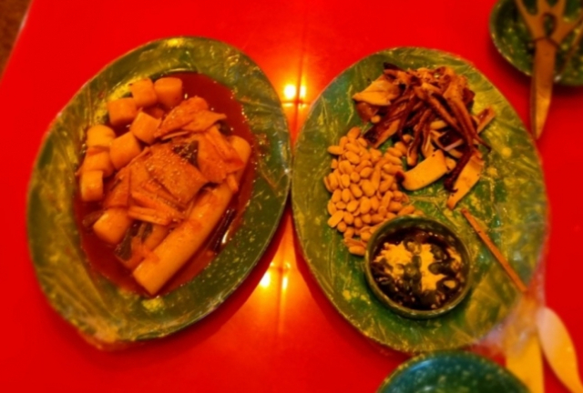 서울 강남구 압구정의 한 술집에서 파는 떡볶이(왼쪽)와 반건조 오징어. 이렇게 두 접시 가격이 3만9000원이다. 온라인 커뮤니티 캡처