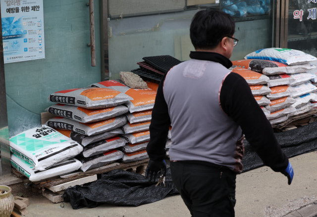 중국이 화학비료 원료인 인산암모늄 수출을 중단한 것으로 알려진 가운데 6일 고양시 덕양구의 한 농업용품 판매점에 앞서 수출 통제 대상이 된 요소 비료가 놓여져 있다./연합뉴스