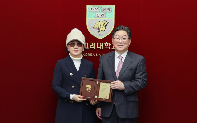 변재연(왼쪽) 여사와 김동원 고려대 총장이 기부증서를 들고 기념촬영을 하고 있다. 사진 제공=고려대의료원