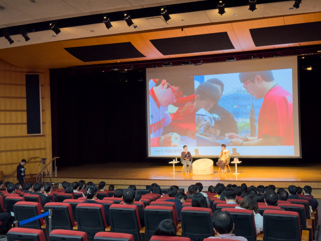 양현종(오른쪽) 기아타이거즈 선수가 5일 서울 양재동 기아 본사에서 임직원을 대상으로 강연하고 있다. 사진 제공=기아