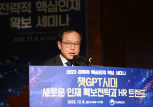 김승호 인사혁신처장이 8일 서울 포스트타워에서 열린 ‘2023 전략적 핵심인재 확보 발표회’에서 발언하고 있다. 사진 제공=인사혁신처